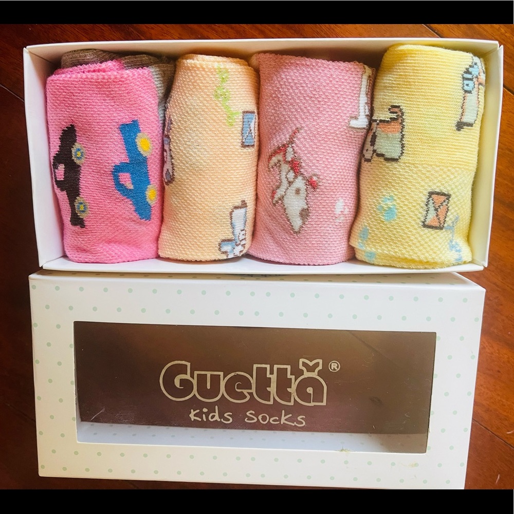 New in the box kids socks (4 pairs)